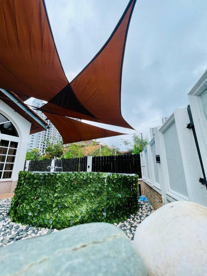 Trendy Family Getaway By Stayco - Mini-Pool, Outdoor Cinema, Air Loft, Ps4, Ktv - Just 2 Mins To Beach! Batu Feringgi Buitenkant foto